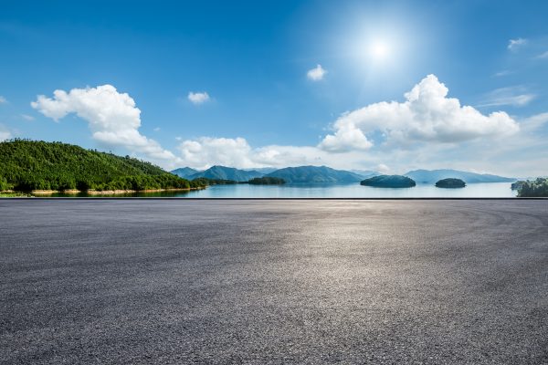 Contrast between the road and the nature